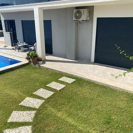 Denizmanzarali Havuzlu Bahce Kati * Cesme