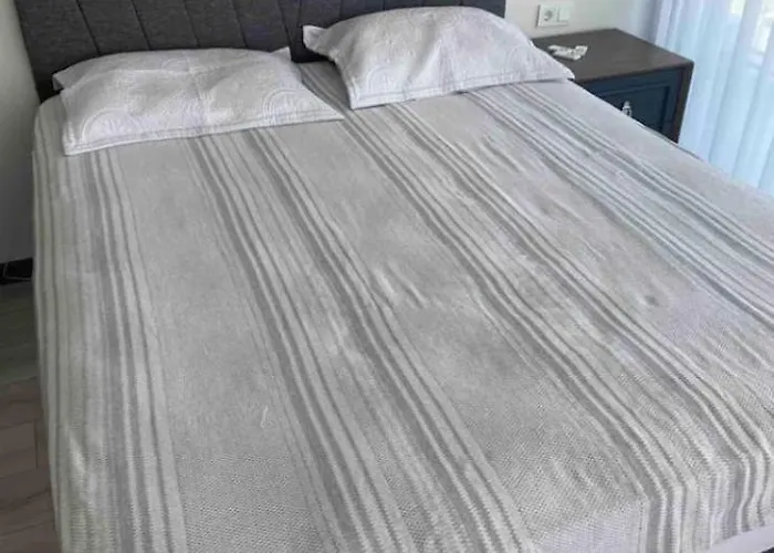 Denizmanzaralı Havuzlu Bahçe Katı Apartamento *