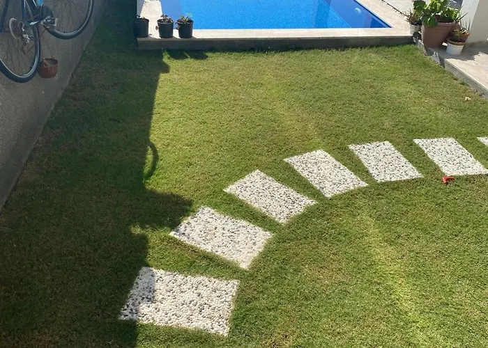 Denizmanzaralı Havuzlu Bahçe Katı Çeşme