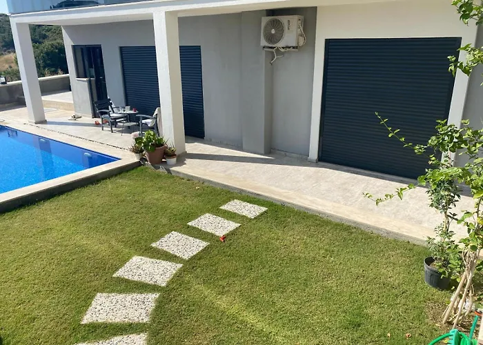 Denizmanzaralı Havuzlu Bahçe Katı * Çeşme