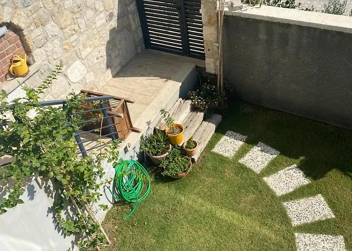 Denizmanzaralı Havuzlu Bahçe Katı Çeşme